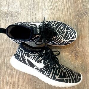 Women Nike Shoes - Size 6